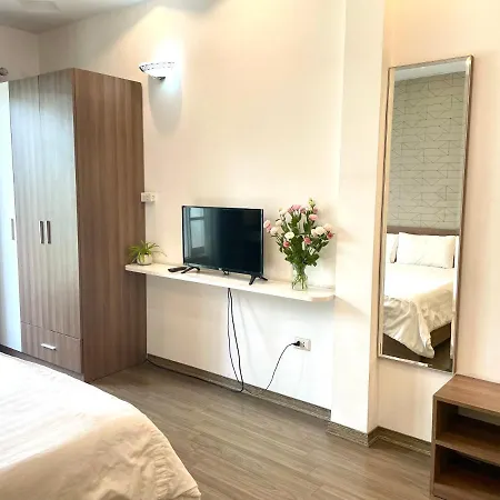 Spacious Balcony Apt•Kitchen•West Lake
